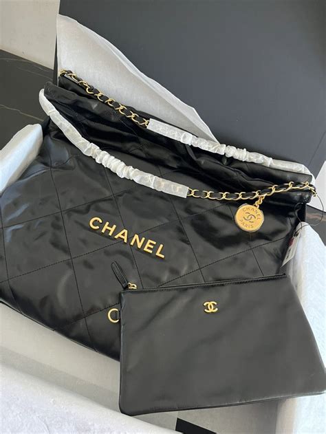 不只有 CHANEL 22！BV、YSL 接續推出自家「垃圾袋流浪包」 